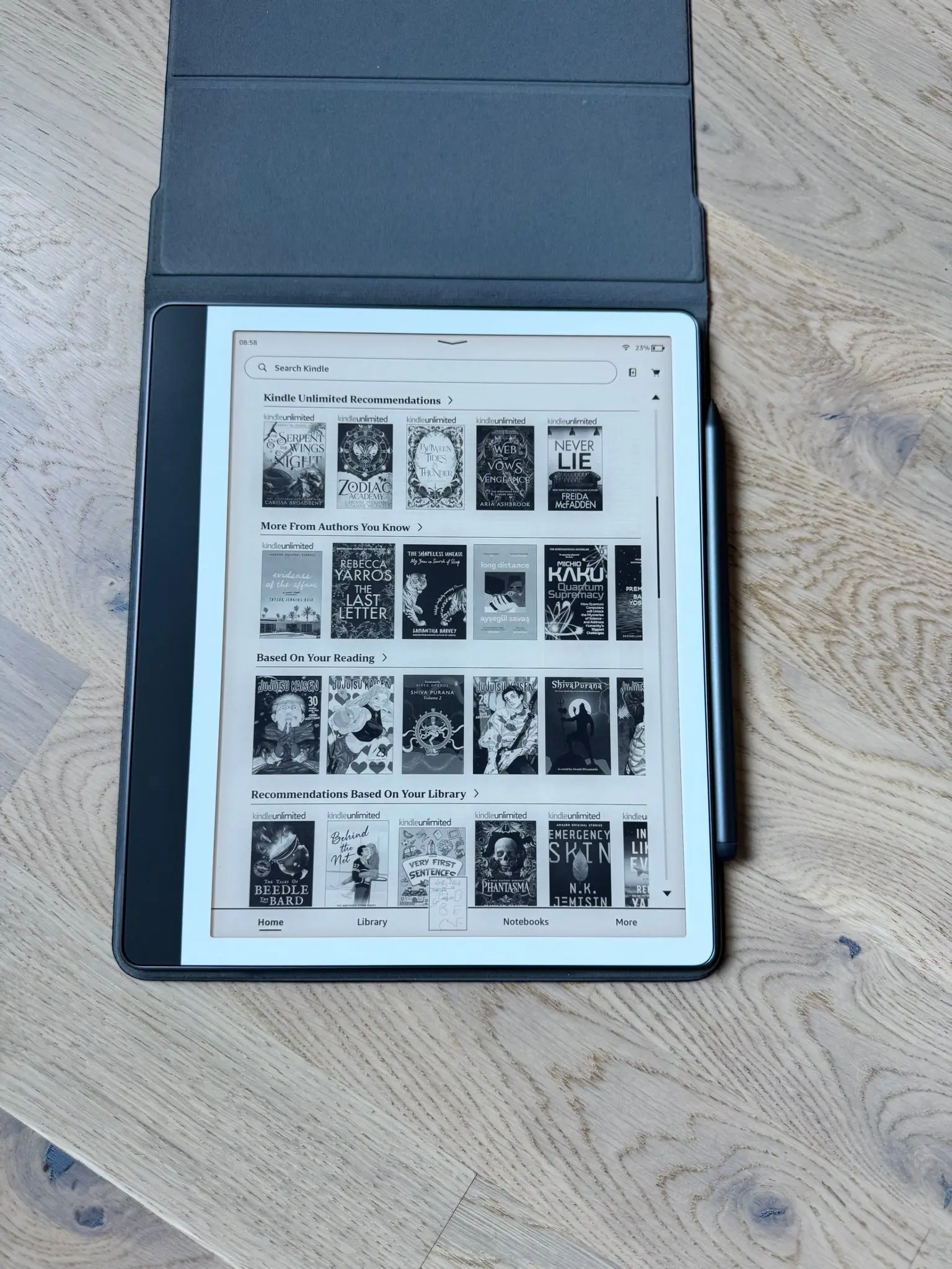 Amazon Kindle Scribe med tillhörande omslag och penna