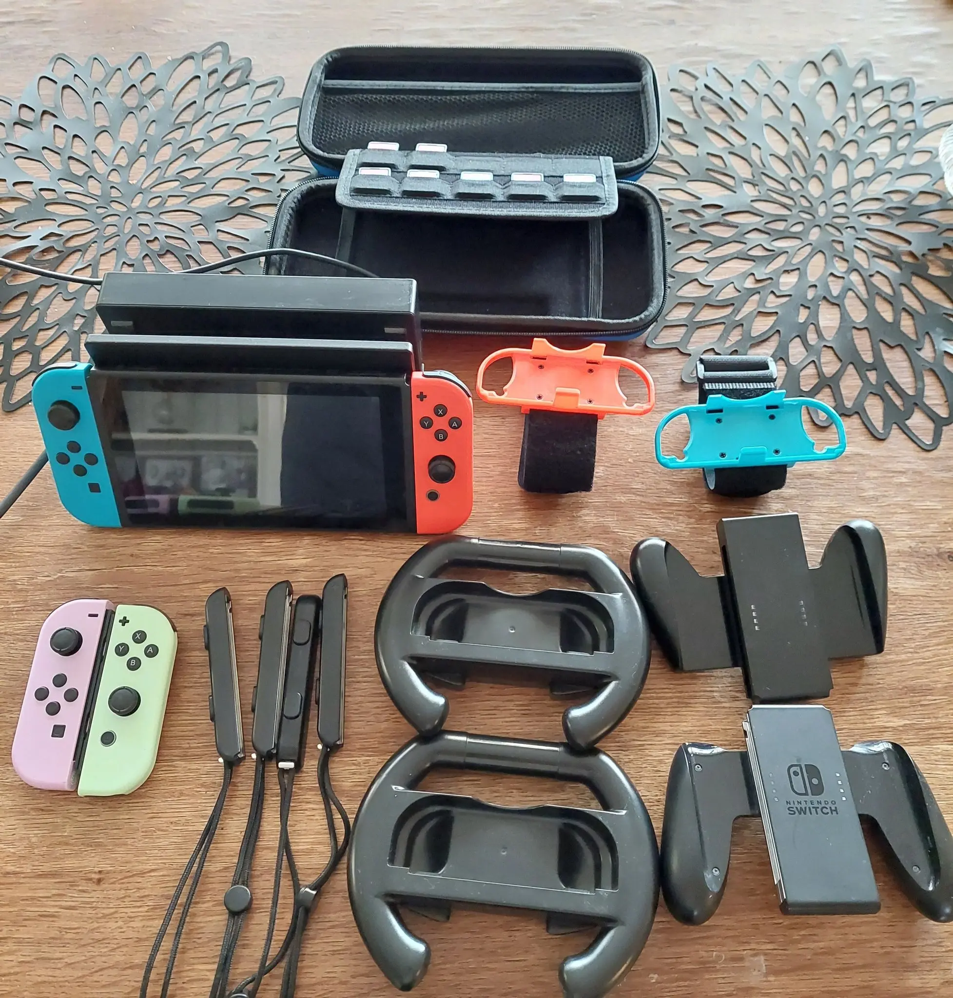 Asus Nintendo Switch med 4 Joy-Cons och 7 spel