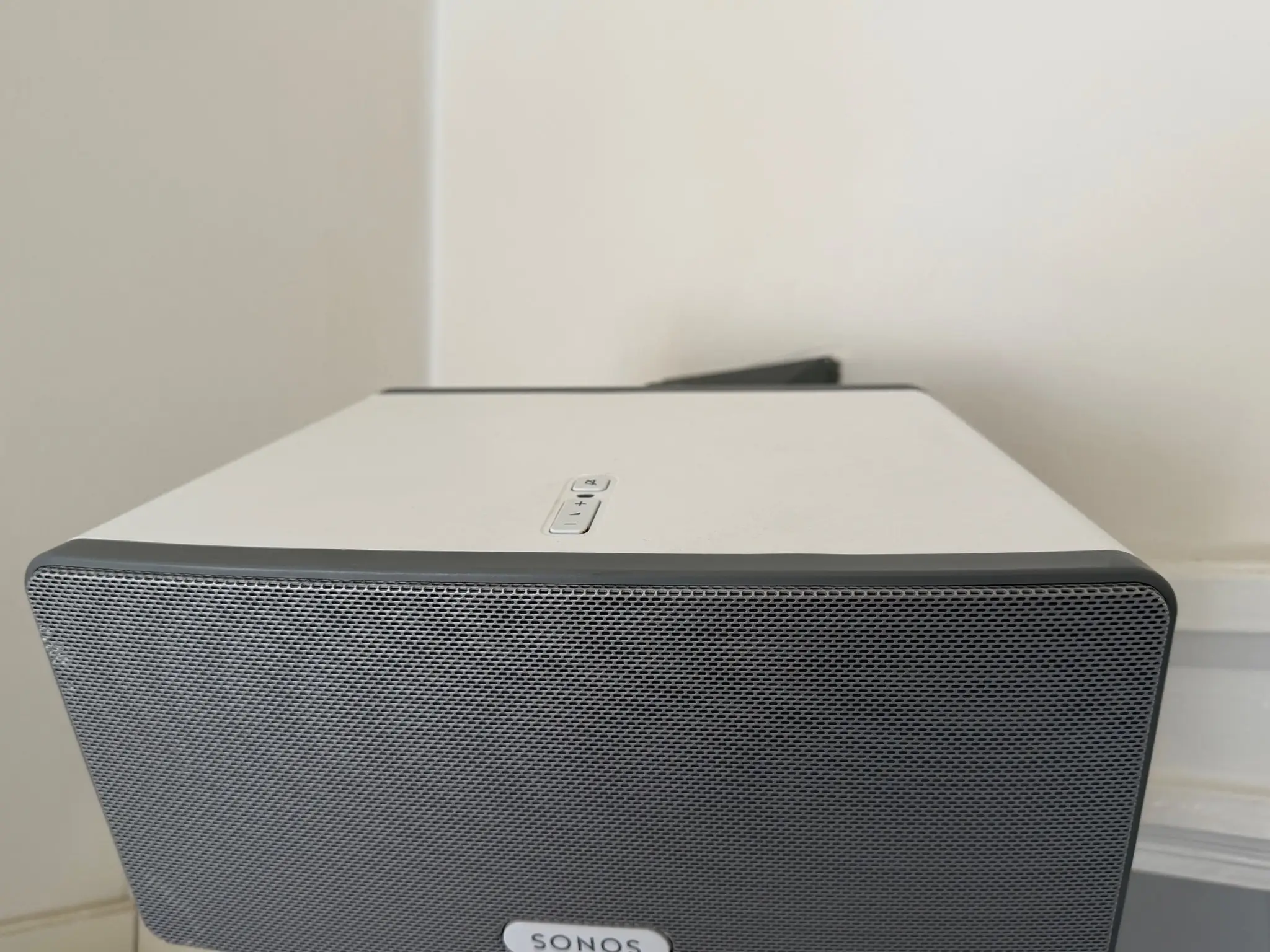 Sonos PLAY:3 med väggfäste